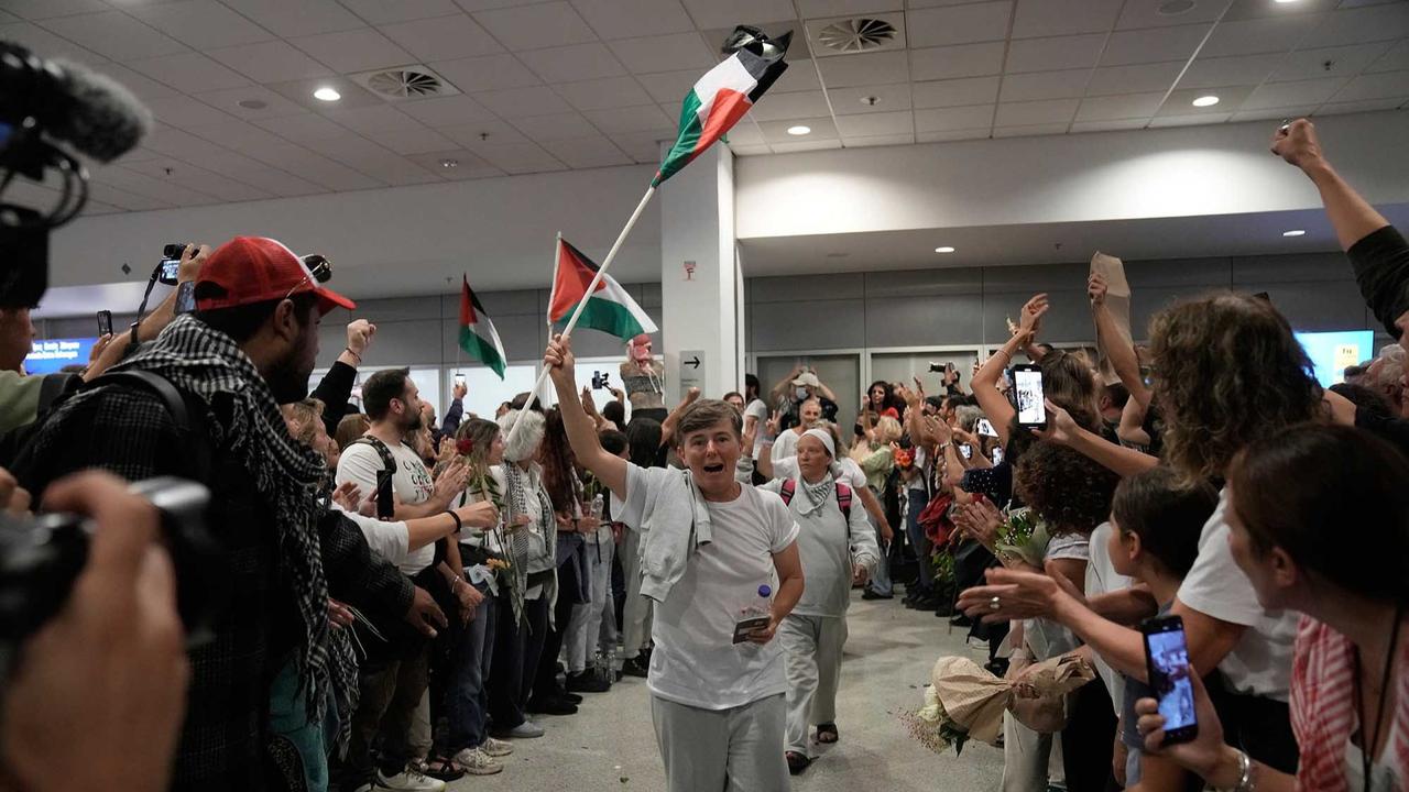 FOTO: Greta Thunberg Dideportasi Israel, Kecam Genosida di Gaza Setibanya di Yunani