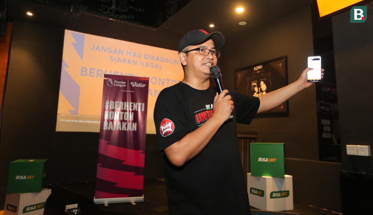 <p>Ketua United Army, Arie Best mengundi hadiah jersey original Manchester United pada acara Roaring Night antara Manchester United melawan West Ham yang berlangsung di Fomo Bar, Melawai, Jakarta, Minggu (04/02/2024) malam WIB. (Bola.com/Bagaskara Lazuardi)</p>