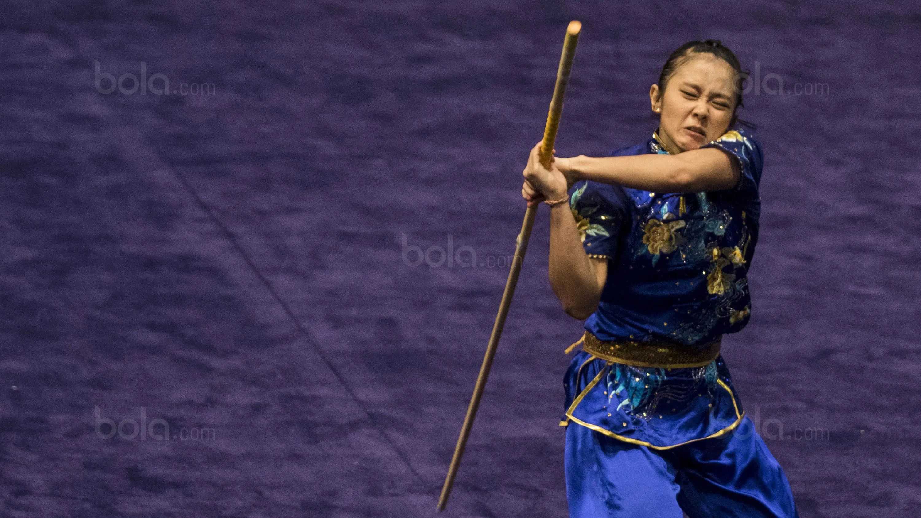 Atlet wushu Indonesia, Felda Elvira Santoso, tampil pada SEA Games nomor gunshu putri di KLCC, Kuala Lumpur, Minggu (20/8/2017). Felda berhasil meraih medali perunggu dengan meraih nilai 9,62. (Bola.com/Vitalis Yogi Trisna) 