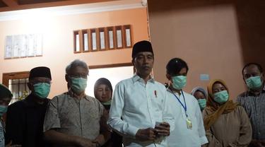 Jokowi saat menyampaikan kabar meninggalnya sang ibu di rumah duka, Sumber, Surakarta, Rabu (25/3/2020) malam. (Liputan6.com/Fajar Abrori)