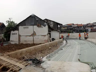 Suasana proyek normalisasi sungai Ciliwung di kawasan Bukit Duri, Jakarta, Minggu (5/11). Ketua BBWSCC, Teuku Iskandar mengatakan pengerjaan normalisasi sungai Ciliwung sudah selesai 11 kilometer atau sekitar 61 persen. (Liputan6.com/Johan Tallo)
