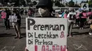 Masa yang tergabung dalam "Gerak Perempuan" melakukan aksi di depan Gedung MPR/DPR/DPD, Jakarta, Selasa (7/7/2020). Dalam aksinya mereka juga menuntut untuk mengawal Proses Legislasi hingga RUU tersebut disahkan menjadi undang - undang. (Liputan6.com/Johan Tallo)