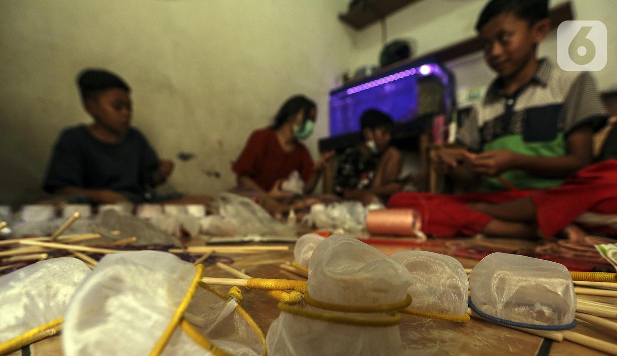 Serokan ikan cupang yang dibuat anak-anak terlihat di rumah kontrakan Udin, Sukabumi Selatan, Jakarta Barat, Selasa (22/12/2020). Anak-anak yang ikut bekerja membuat serokan ikan cupang diberi uang jajan. (Liputan6.com/Johan Tallo)