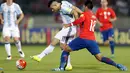 Sergio Aguero melepaskan temakan dari hadangan pemain Cile pada laga kualifikasi Piala Dunia 2018 zona CONMEBOL di Stadio Nacional Julio Martinez Pradanos, Santiago, Jumat (25/3/2016) WIB.  (REUTERS/Rodrigo Garrido)