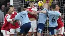 Pemain Arsenal dan Brentford berebut bola pada laga Liga Inggris di Stadion Emirates, London (11/2/2023). Mereka ditahan imbang Brentford dengan skor 1-1. (AP Photo/Frank Augstein)