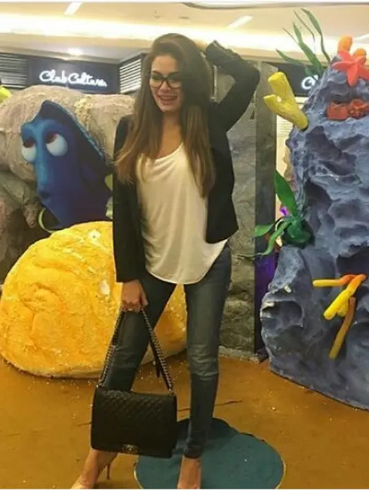 Selain video Nikita Mirzani mengganti bajunya sambil jalan, perempuan 30 tahun itu juga membagikan video saat sedang jalan-jalan di Jepang. (dok. Instagram)