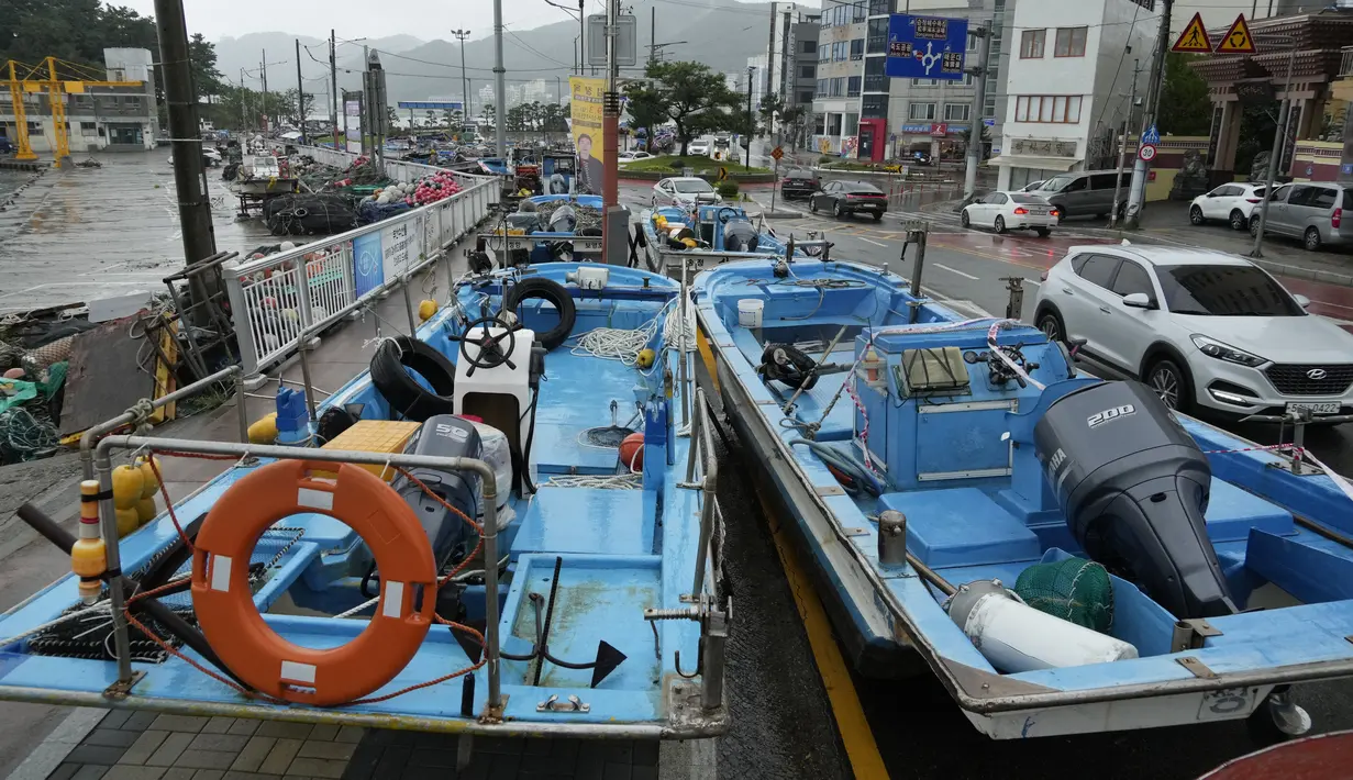 Puluhan penerbangan dan layanan feri dihentikan di Korea Selatan pada Rabu menjelang badai tropis yang telah mengguyur hujan lebat di pulau barat daya Jepang selama lebih dari seminggu. (AP Photo/Ahn Young-joon)