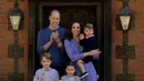 <p>Nuansa biru mendominasi foto keluarga Pangeran William dan Kate Middleton. Tak perlu mengenakan banyak warna, namun nuansa warna ini berhasil ciptakan elegansi warna menjanjikan. [Foto: Instagram/Kensingtonroyals]</p>