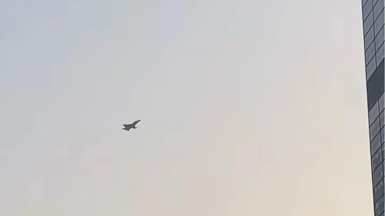 Pesawat tempur wara-wiri di langit Jakarta.