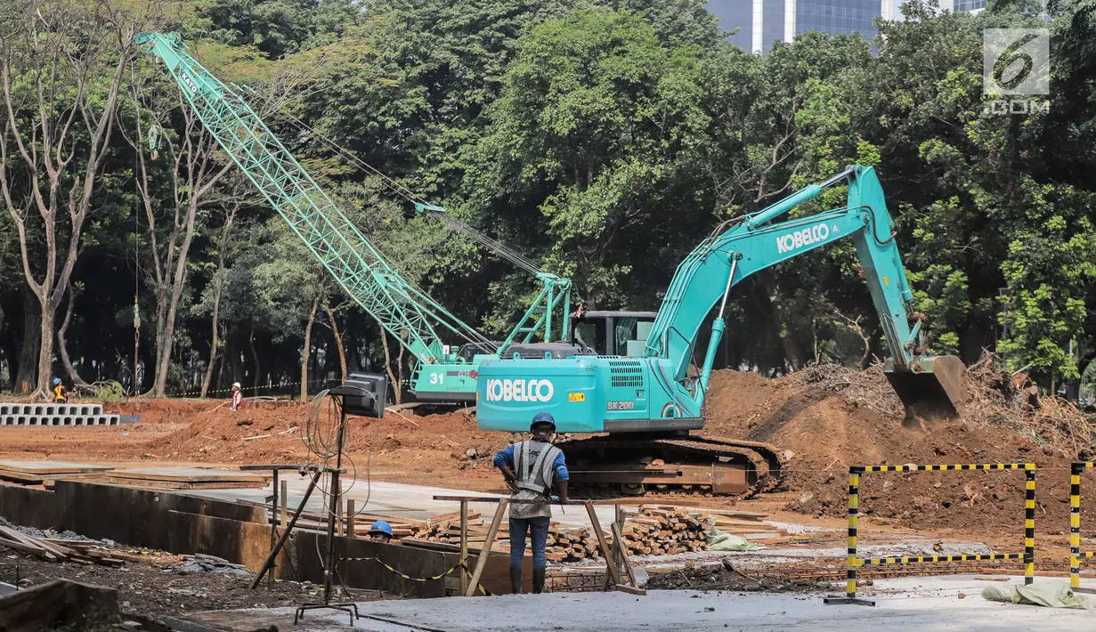 Alat berat melakukan pengerukan saat menyelesaikan proyek pembangunan mass rapid transit (MRT) fase II rute Bundaran HI-Kota di Taman Monumen Nasional (Monas), Jakarta, Selasa (2/7/2019). Kontraktor dan konsultan pembangunan MRT fase II akan melibatkan perusahaan Jepang. (Liputan6.com/Faizal Fanani)
