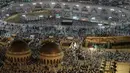 Ribuan jemaah melakukan tawaf, salat dan doa di Masjidil Haram, kota suci Makkah, Arab Saudi pada Rabu (7/8/2019). Umat muslim dari penjuru dunia sudah berada di Makkah untuk melaksanakan rangkaian ibadah haji yang segera mencapai puncak Wukuf di Arafah. (Photo by FETHI BELAID / AFP)