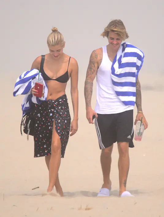 Keduanya terlihat sangat nyaman dan mengobrol dengan akrabnya. (splashnews.com/HollywoodLife)