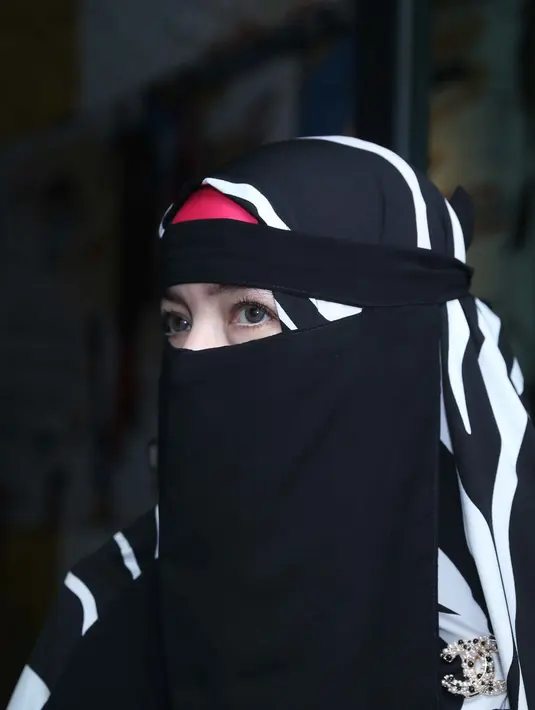 Waktu berjalan, janji tinggal janji. Tiga bulan lewat, Ustad Aswan tak kunjung meresmikan pernikahan siri dengan RP. Di saat bersamaan, RP pun hamil. Sampai sini, masalah makin ruwet.   (Nurwahyunan/Bintang.com)