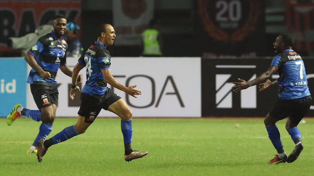 Striker Madura United Peter Odemwingie (tengah) rayakan gol ke gawang Persija Jakarta di Stadion Patriot, Bekasi, Kamis (4/5/2017) malam WIB. Madura United menang 1-0. 