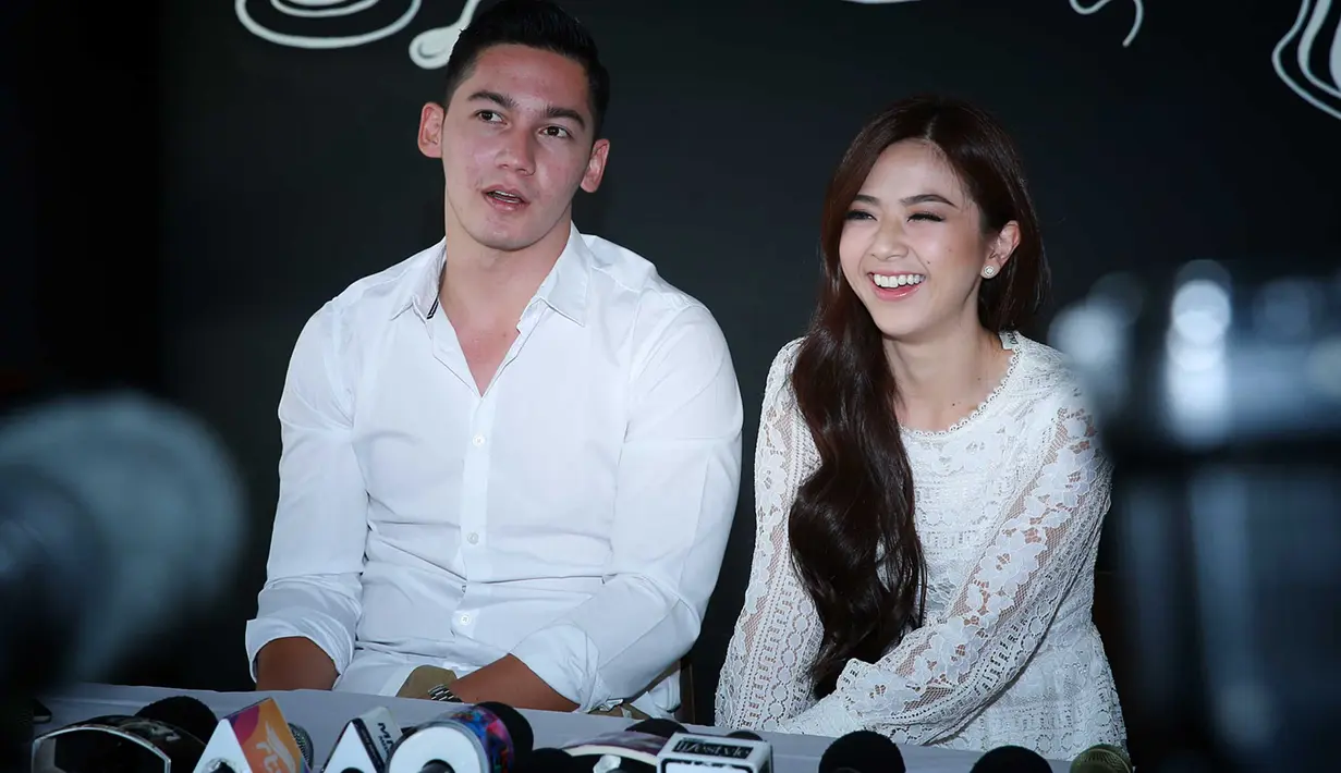 "Lagi gladi resik kita merinding. Udah deg-degan sampai mau nangis. Pas hari H, aku mau tutup pakai kacamata tapi gak boleh. Pokoknya haru deh," jelas Samuel. (Deki Prayoga/Bintang.com)