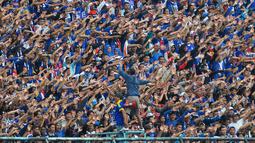 Aksi Aremania saat uji coba Arema melawan Timnas Indonesia U-22 di Stadion Kanjuruhan, Kabupaten Malang (10/2/2019). (Bola.com/Iwan Setiawan)