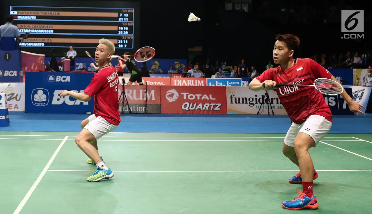 Ganda Putra Indonesia, Kevin Sanjaya Sukamuljo/Markus Gideon mengembalikan kok ke Kim Astrup/Anders S Rasmussen (Denmark) di Babak 32 Besar Indonesia Open 2017 di Jakarta, Rabu (14/6). Kevin/Markus kal;ah 16-21, 16-21. (Liputan6.com/Helmi Fithriansyah)