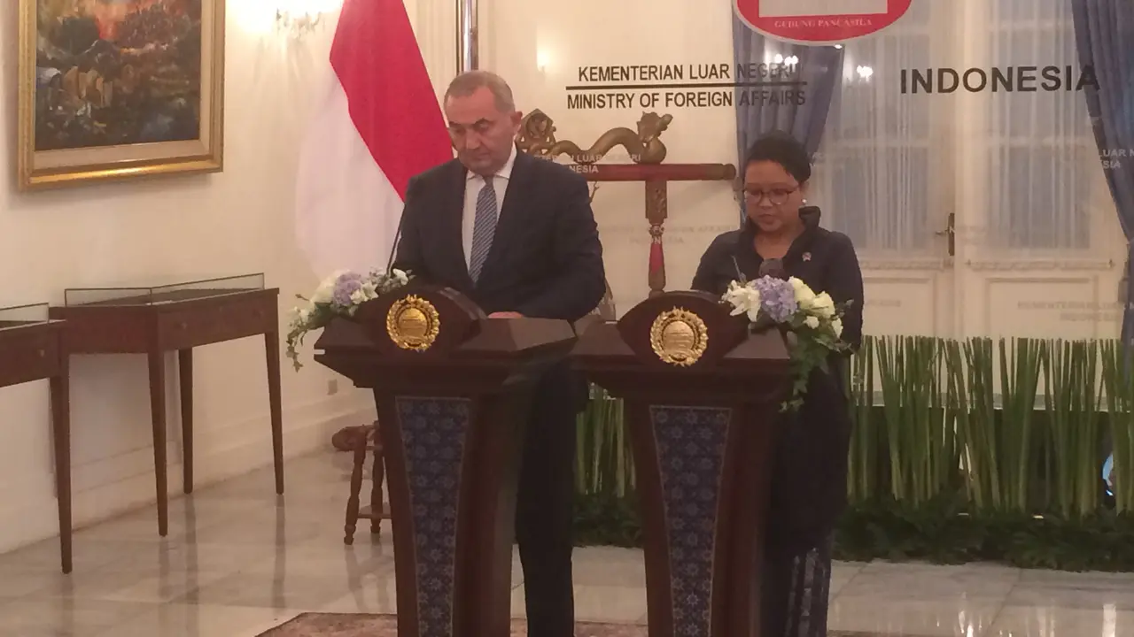 Menteri Luar Negeri RI, Retno Marsudi dan Menteri Luar Negeri Rumania, Lazar Comanescu dalam konferensi pers bersama di Gedung Pancasila, Kemlu