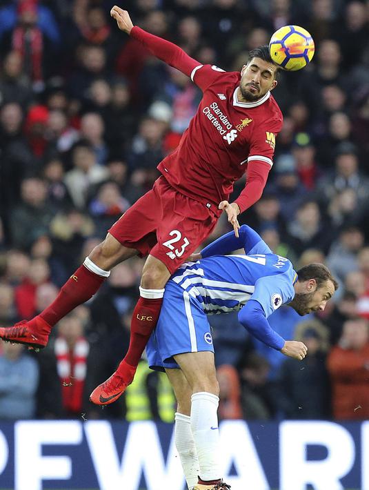 Pemain Liverpool, Emre Can (kiri) melakukan duel dengan pemain Brighton, Glenn Murray pada laga Premier League pekan ke-15 di di American Express Community Stadium, Brighton, (2/12/2017). Liverpool menang telak 5-1. (Gareth Fuller/PA via AP)