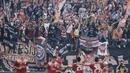 Suporter Persija saat pertandingan melawan Mitra Kukar pada laga perempat final Piala Presiden di Stadion Manahan, Solo, Minggu, (4/2/2018). Persija menang 3-1 atas Mitra Kukar. (Bola.com/M Iqbal Ichsan)