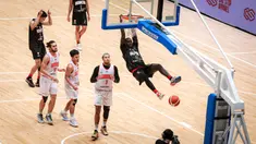 Pemain Indonesia Patriots, Dame Diagne melakukan slam dunk pada laga Indonesia International Basketball Invitational melawan Timnas Basket Indonesia di Indonesia Arena, Senayan, Jakarta, Rabu (02/08/2023). (Bola.com/Bagaskara Lazuardi)