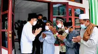 Presiden Jokowi bertukar salam dengan warga usai menunaikan salat Jumat di Masjid Babul Jannah yang berlokasi di Desa Amakaka, Kecamatan Ile Ape, Kabupaten Lembata, Nusa Tenggara Timur (NTT), Jumat (9/4/2021). (Foto: Biro Setpres)