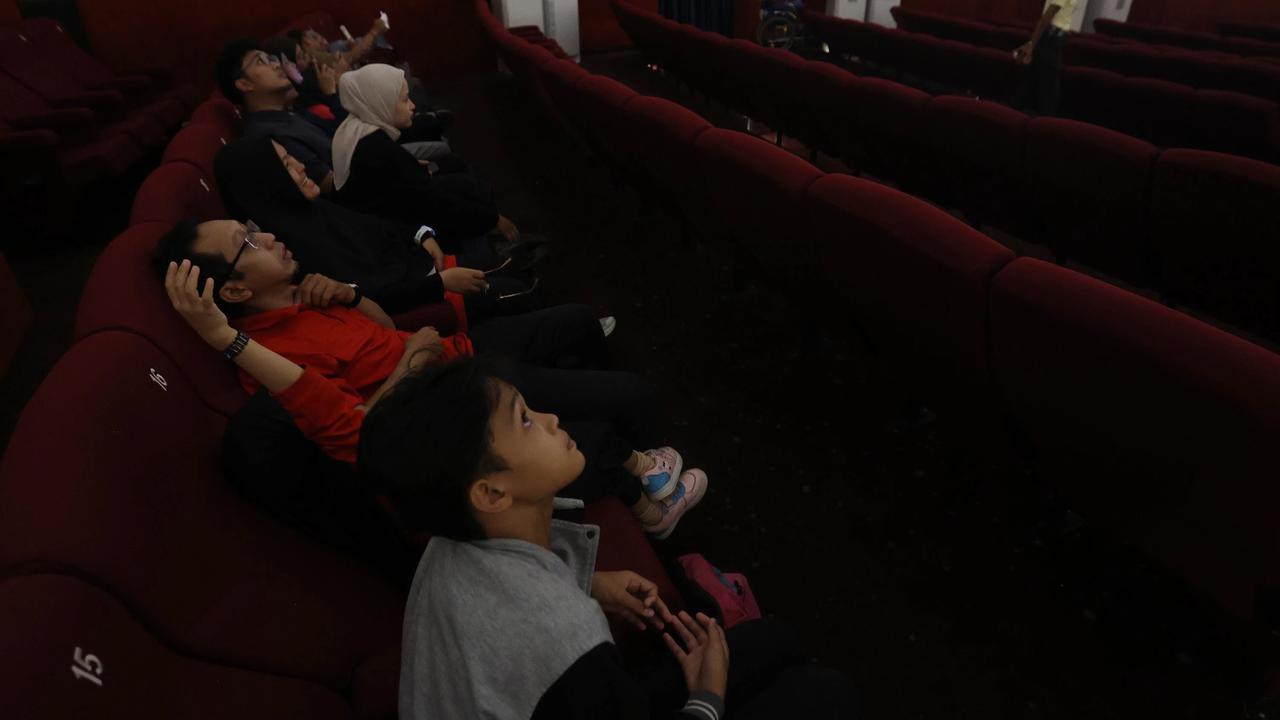 FOTO: Libur Natal Warga Kunjungi Planetarium Jakarta yang Kembali Dibuka
