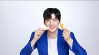 Cha Eun Woo baru-baru telah dinobatkan jadi brand ambassador salah satu snack favoritnya