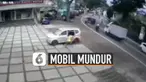 Laju mobil terhenti ketika terperosok ke tepi jalan.