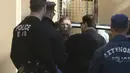 Aparat kepolisian mengamankan Seif Eldin Mustafa untuk dibawa ke pengadilan di Larnaca, Siprus, Rabu (30/3). Pria Mesir itu mengalihkan perjalanan pesawat rute Alexandria-Kairo dan menyandera beberapa penumpang. (REUTERS/Yiannis Kourtoglou)