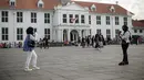 <p>Warga berpose untuk difoto di kawasan wisata Kota Tua, Jakarta, Senin (23/1/2022). Kawasan wisata Kota Tua yang saat ini terbebas dari pedagang kaki lima (PKL) masih menjadi alternatif warga untuk mengisi liburan, termasuk cuti bersama menyambut perayaan Tahun Baru Imle 2023. (Liputan6.com/Faizal Fanani)</p>