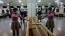 Penari Balet menjalani latihan rutin di Studio Namarina Ballet, Jakarta, Rabu (10/11/2021). Meski demikian Pemerintah aturan Pemberlakukan pembatasan kegiatan masyarakat (PPKM) level 1 masyarakat melakukan kegiatan diluar rumah salah satunya latihan Balet. (Liputan6.com/Johan Tallo)