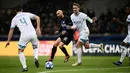 Pemain Inter Milan, Borja Valero berebut bola dengan pemain PSV Eindhoven, Luuk de Jong pada laga pamungkas penyisihan Grup B Liga Champions di Stadion San Siro, Rabu (12/12). Inter terdepak dari Liga Champions setelah bermain 1-1. (Miguel MEDINA / AFP)