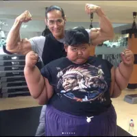 Masih ingat dengan Arya Permana, bocah obesitas asal Karawang yang sempat menghebohkan dunia maya? Sekarang sudah mulai kurusan lho. (Foto: Instagram/@ade_rai)