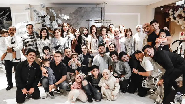 7 Potret Keluarga Hermansyah Gelar Buka Bersama, Dihadiri Banyak Selebriti