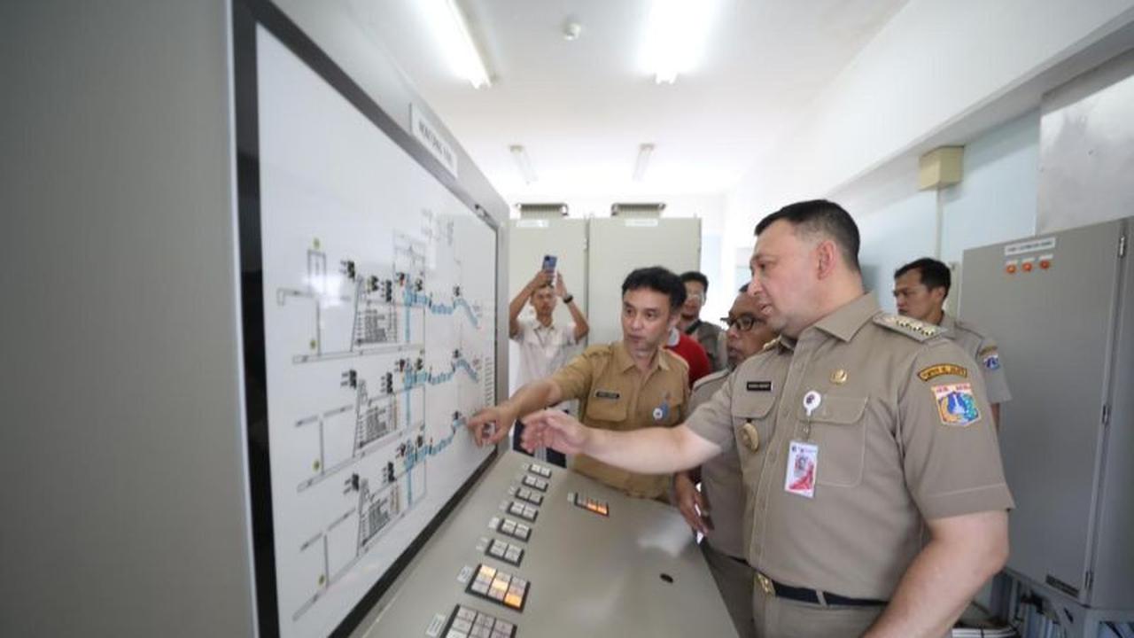 Wali Kota Jakut Tinjau Rembesan Tanggul Waduk Pluit, Pastikan Kesiapsiagaan Hadapi Banjir Rob