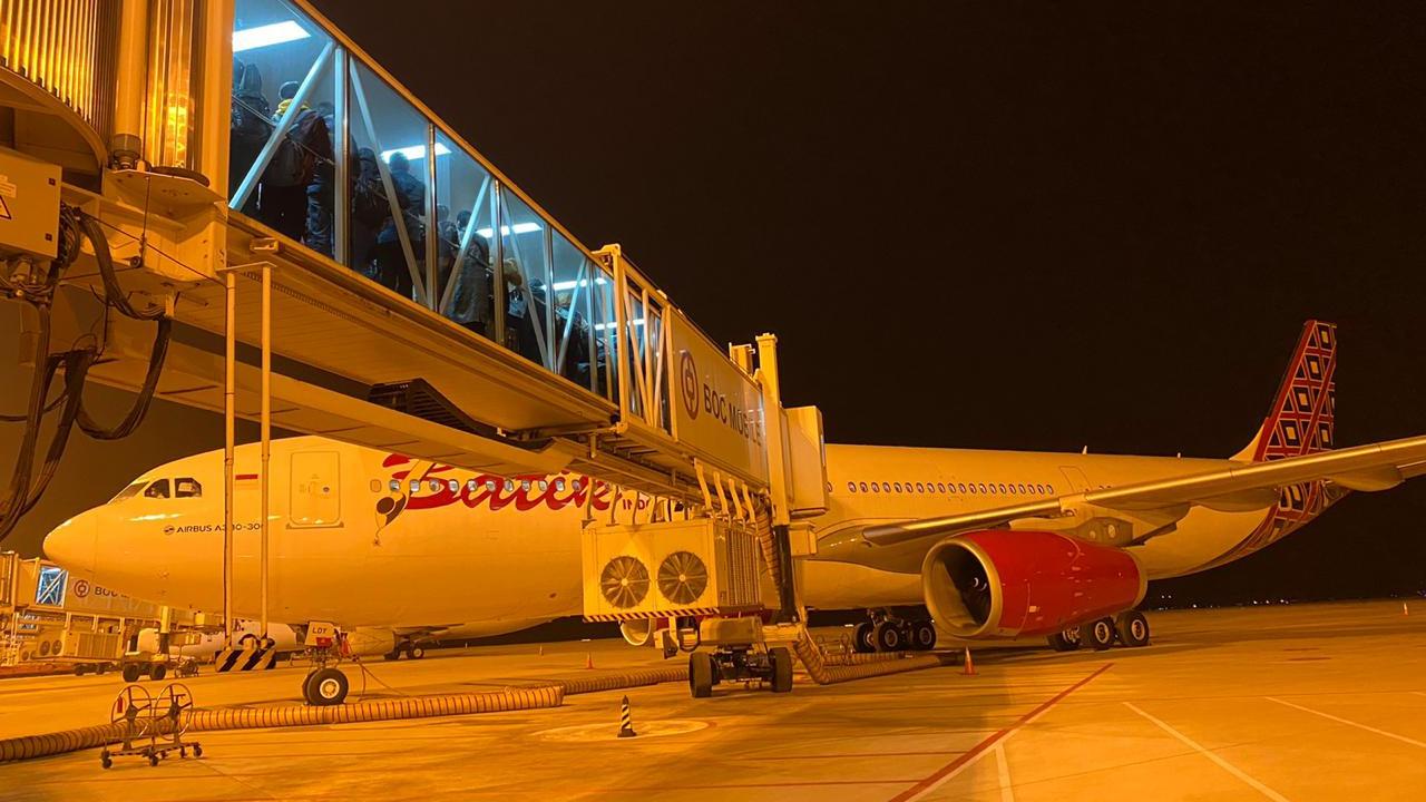 Para WNI mengantre untuk masuk pesawat dan melakukan perjalanan kembali ke Indonesia.