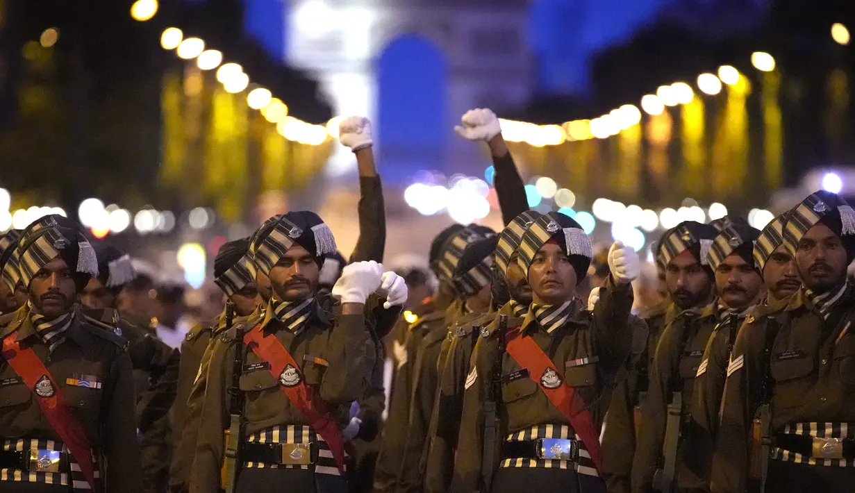 Tentara India berbaris di jalan Champs Elysees saat latihan parade Hari Bastille di Paris, Prancis, Senin, 10 Juli 2023. (AP Photo/Christophe Ena)