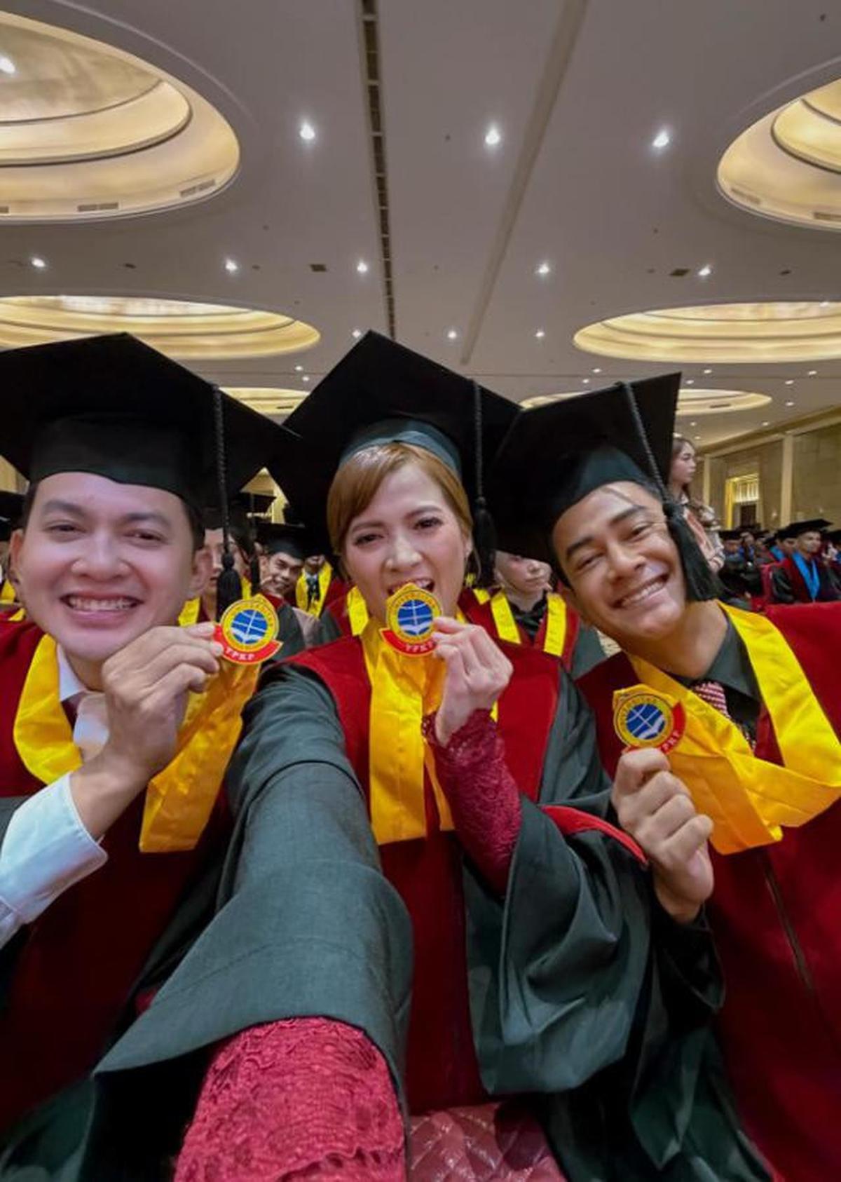 5 Model Kebaya Janggan Merah Chika Jessica saat Wisuda Sarjana, Cantik dan Elegan