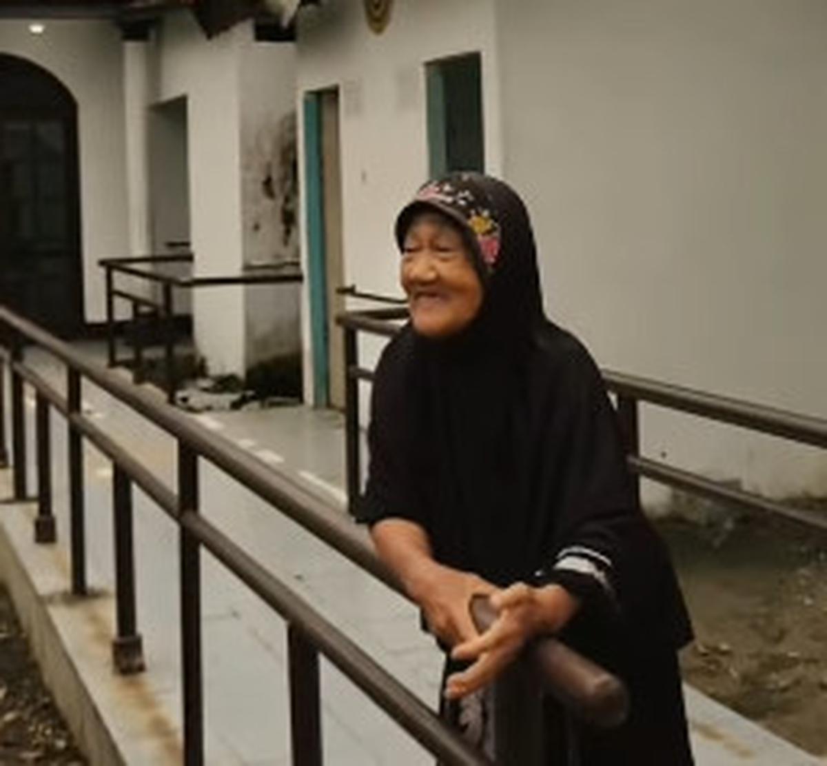 Sekolahkan 5 Anak Hingga Sukses, Wanita ini Bukan Dirawat Putra Putrinya