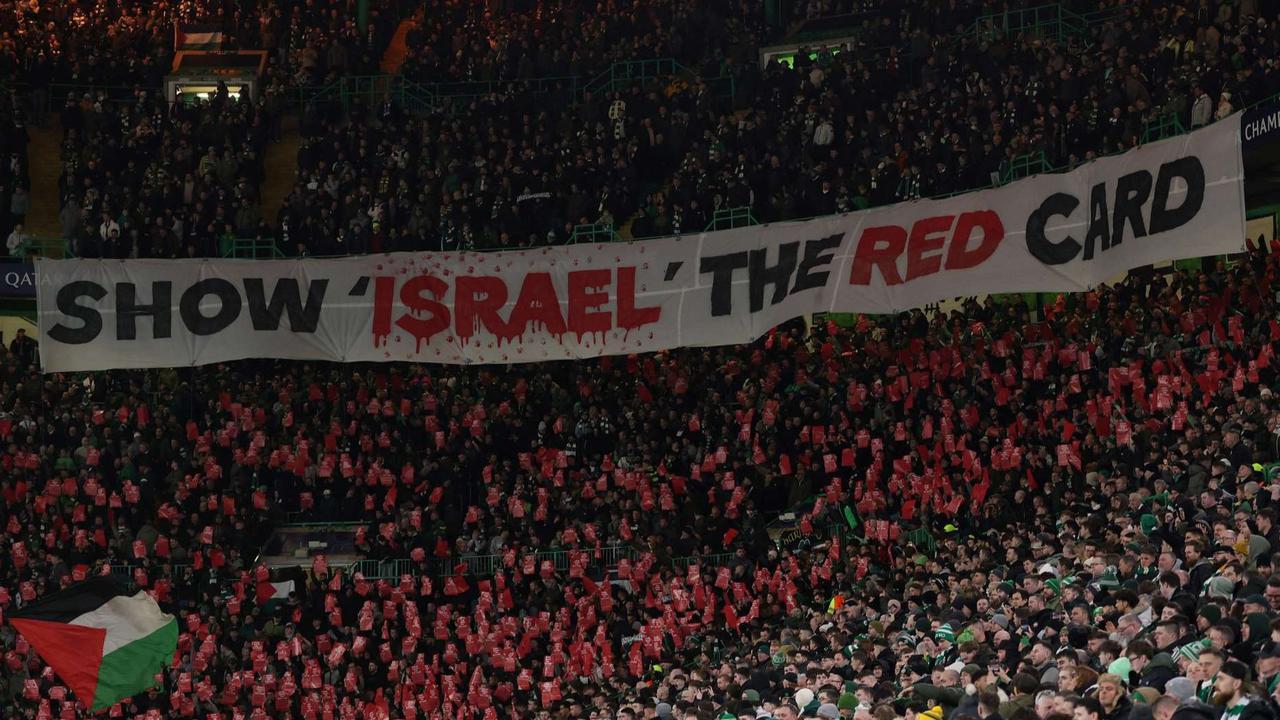 Suporter Green Brigade Celtic Bentangkan Spanduk Kecam Israel