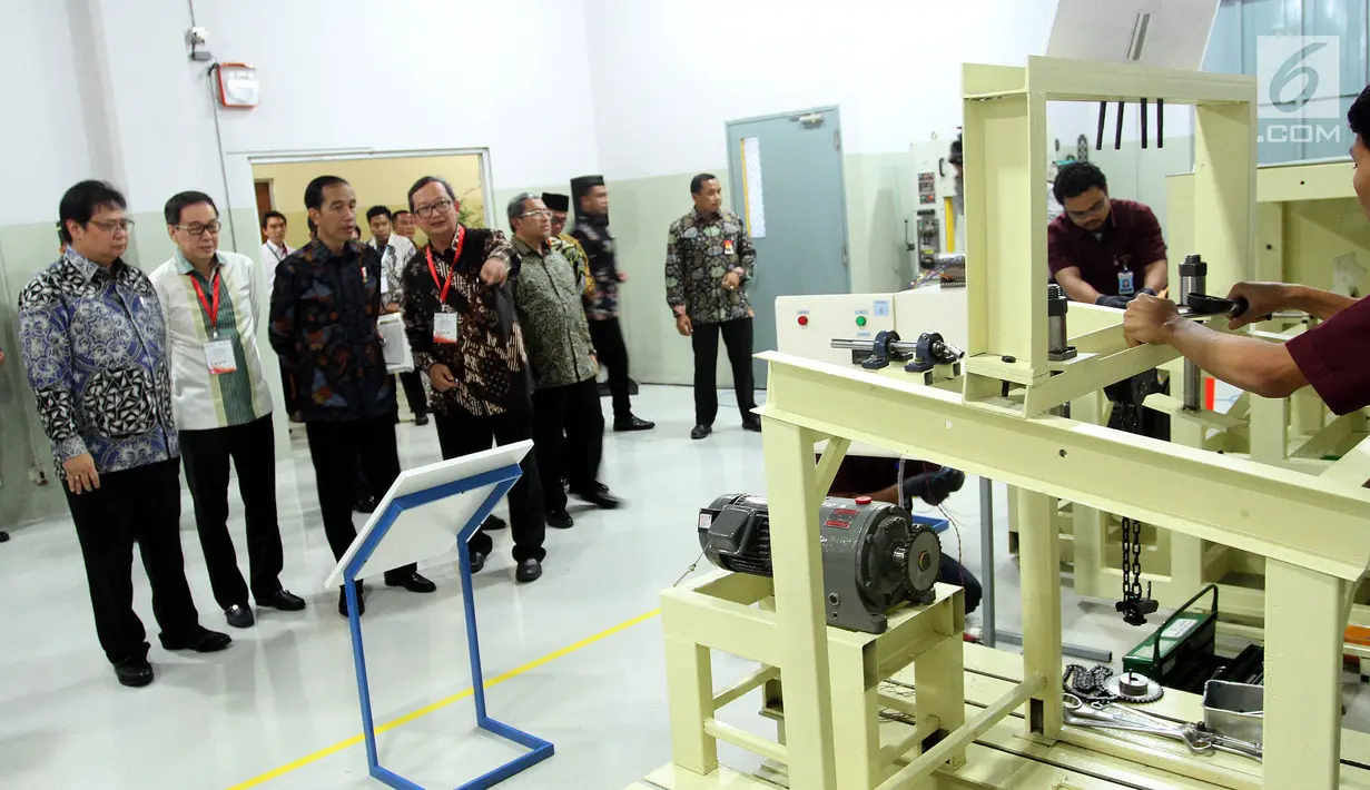 Presiden Jokowi mendengarkan penjelasan Presdir Astra Otoparts Hamdhani Dzulkarnaen usai meluncurkan vokasi tahap III yang link and match antar SMK di Jawa Barat dengan industri, di Cikarang Pusat, Bekasi, Jumat (28/7). (Liputan6.com/Angga Yunani)