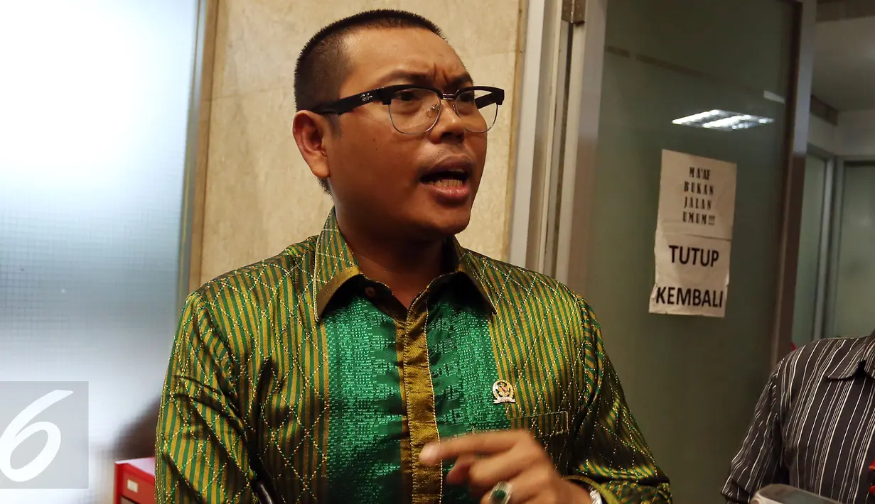 Anggota Komisi VII DPR, Mukhtar Tompo memberikan keterangan pers usai Rapat Dengar Pendapat di Gedung DPR/MPR, Jakarta, Kamis (9/2). Mukhtar mengaku mendapat perlakuan yang tidak menyenangkan dari Dirut PT Freeport Indonesia (Liputan6.com/Johan Tallo)