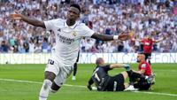 Pemain Real Madrid Vinicius Junior melakukan selebrasi usai mencetak gol kedua bagi timnya saat laga Liga Spanyol antara Real Madrid melawan Mallorca di stadion Santiago Bernabeu, Spanyol, Minggu (11/09/2022). (AP/Manu Fernandez )