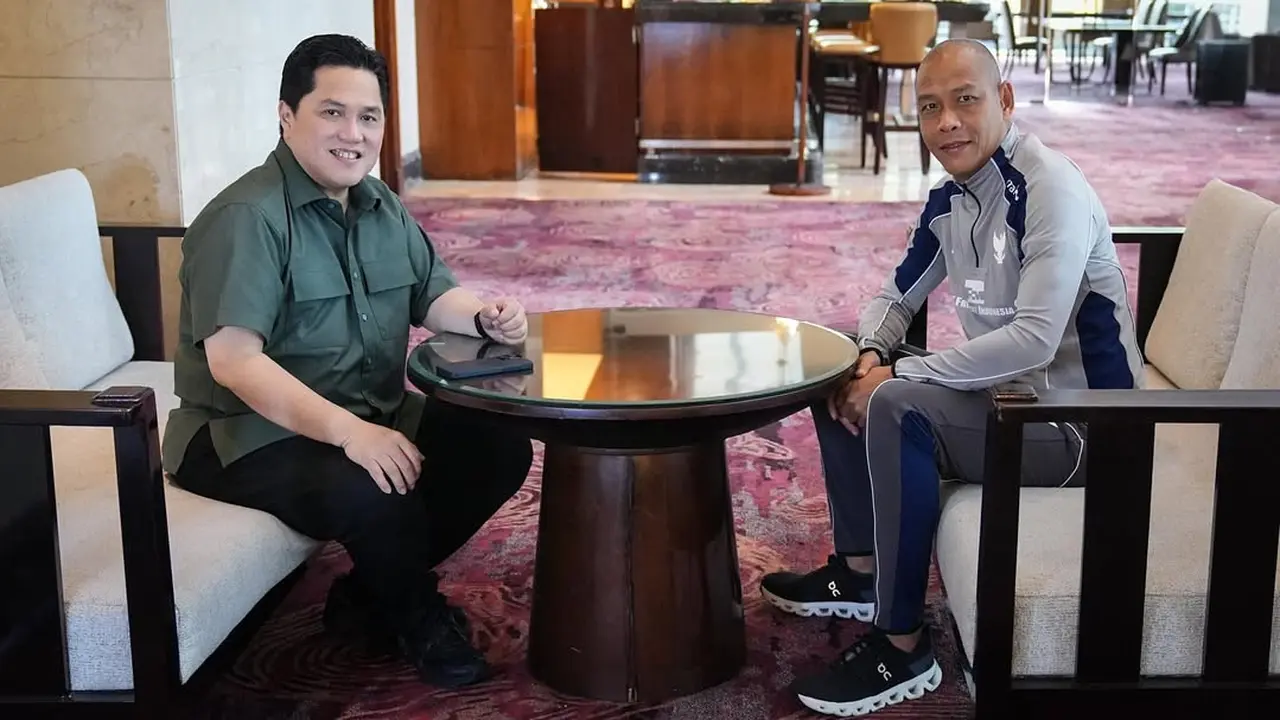 Ketua PSSI, Erick Thohir, memanggil pelatih Timnas Indonesia U-17, Nova Arianto, di tengah Piala Kemerdekaan 2025 di Deli Serdang, Sumatra Utara.