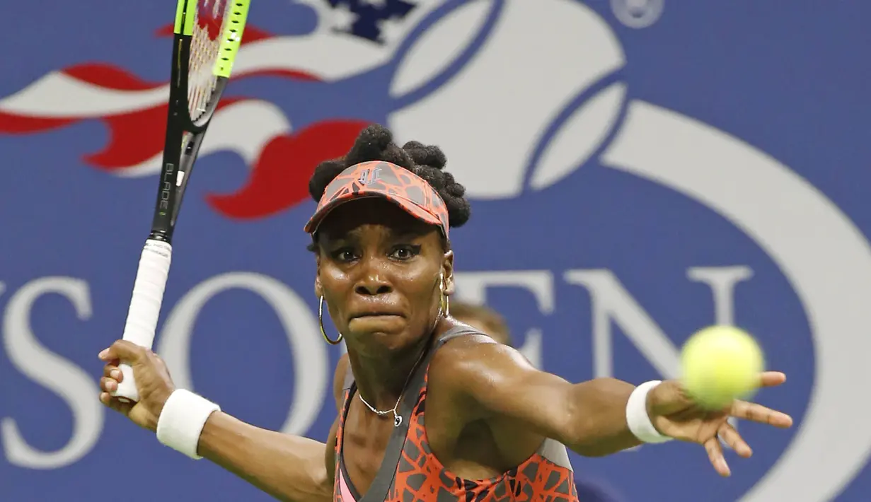 Petenis Amerika Serikat, Venus Williams, saat pertandingan melawan petenis Ceko, Petra Kvitova, pada turnamen AS Terbuka di New York, Rabu (6/9/2017). Venus Williams menang 6-3, 3-6, 7-6 (7-2) atas Petra Kvitova. (AP/Kathy Willens)
