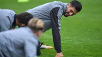 Gelandang Liverpool, Emre Can, tersenyum saat mengikuti sesi latihan jelang laga Liga Champions di Melwood, Liverpool, Senin (25/9/2017). Liverpool akan berhadapan dengan Spartak Moskow. (AFP/ Paul Ellis)