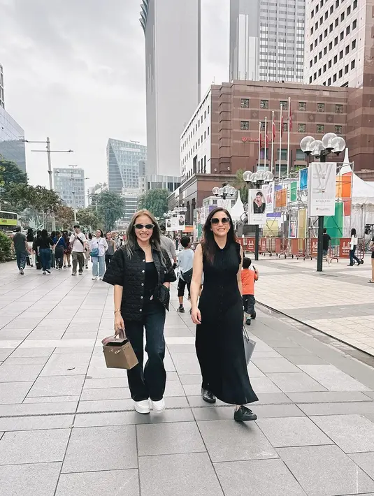 Momo Geisha tampil menawan mengenakan tank top hitam yang ditumpuknya dengan kemeja yang juga berwarna hitam, yang kancingnya dibuka. [Foto: Instagram/therealmomogeisha]