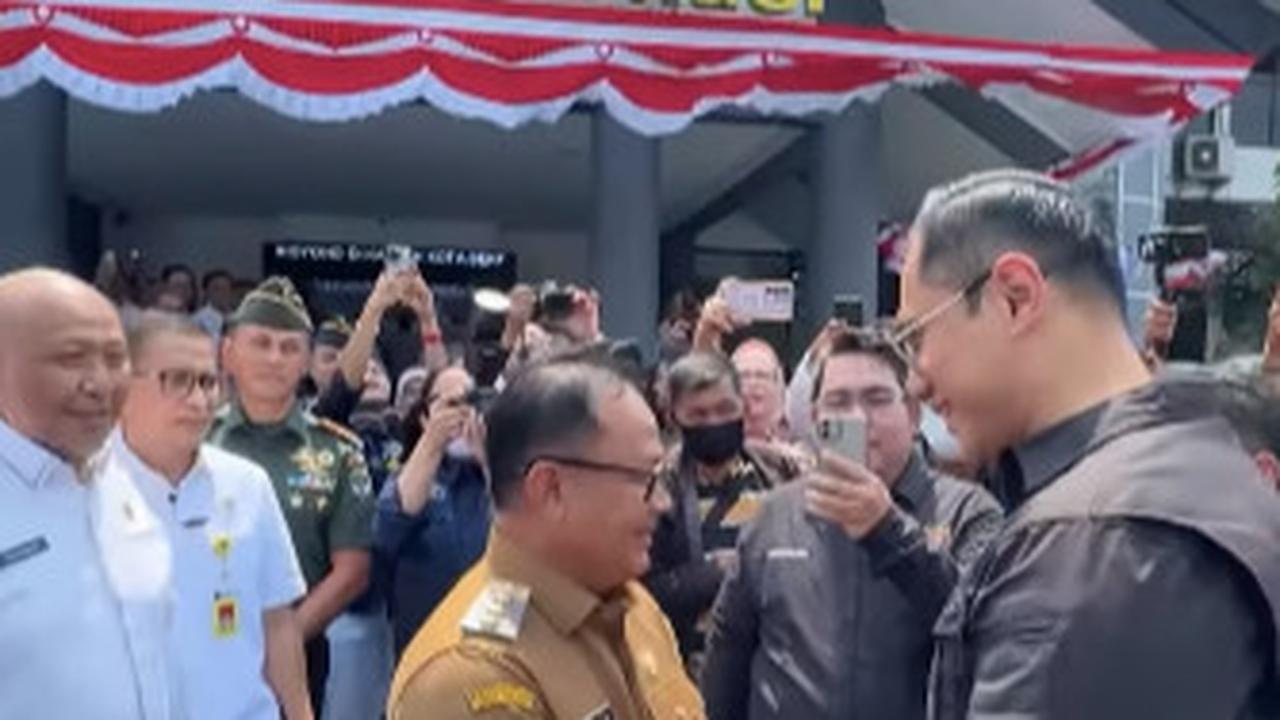 'Pasukan' Serba Ungu Spesial Beri Sambutan Hingga Menteri AHY Terpukau