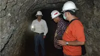 Penelusuran terowongan jalur lori di eks penambangan di Kliripan, Hargorejo Kokap. (KRJogja.com/Agus Sutata)